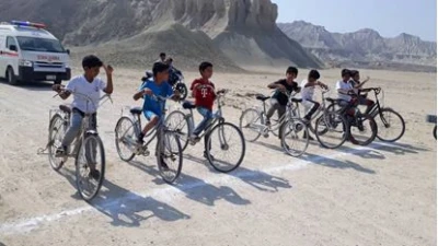 دره تندیس های قشم زیر رکاب دانش آموزان دوچرخه سوار